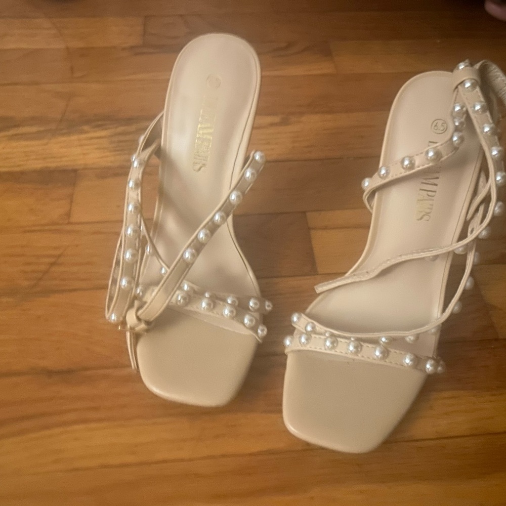Perfect summer heels for a wedding or event.